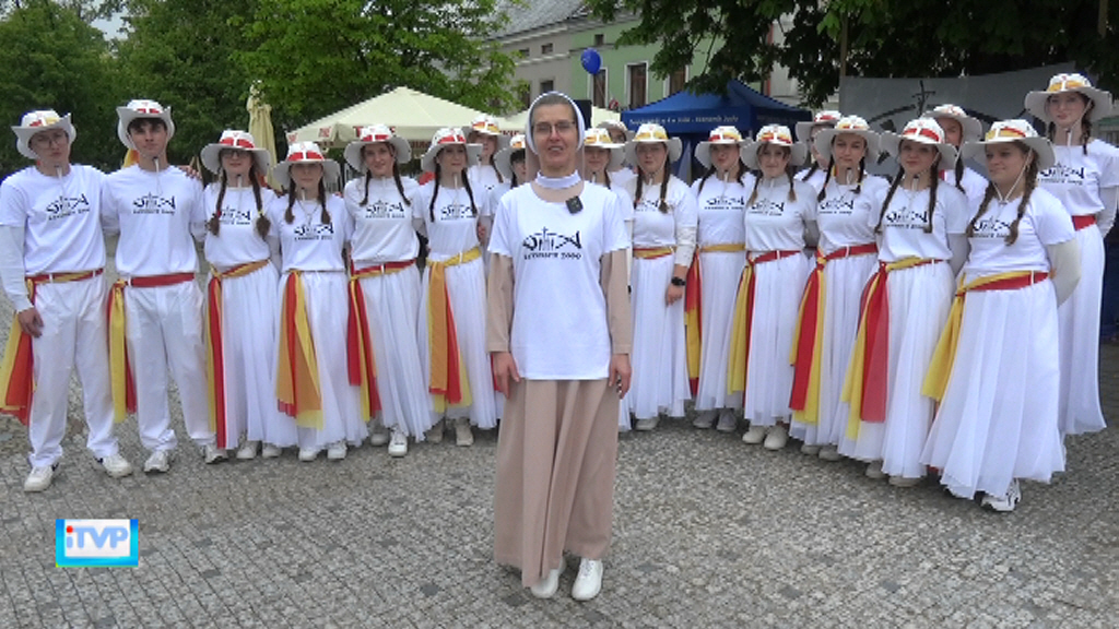 Jubileuszowy Fishmob na jasielskim rynku